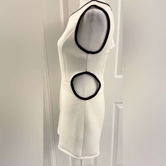 BCBGeneration sleeveless romper size 2 white w black trim Cutout on one side - Picture 3 of 9